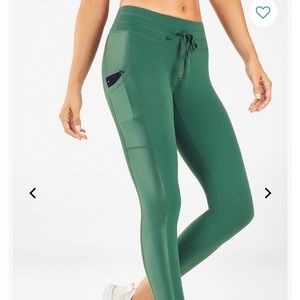 Fabletics green mid rise 7/8 legging with pockets